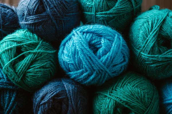 Marco completo de bolas de hilo azul y verde para tejer como fondo - foto de stock