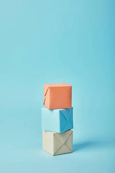 Cajas de regalo coloridas sobre fondo azul - foto de stock