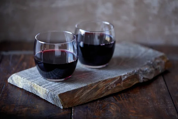 Due bicchieri di buon vino rosso a bordo in cucina — Foto stock