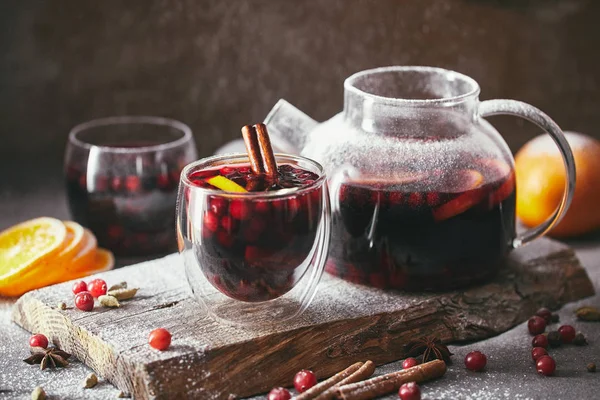 Savoureux vin chaud maison avec canneberges dans des verres et théière à bord dans la cuisine — Photo de stock