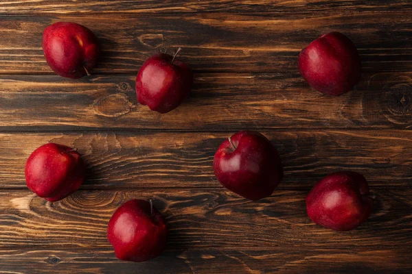 Top view of ripe red delicious apples on wooden table — Stock Photo