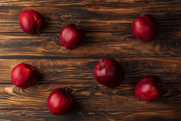 Vista superior de manzanas rojas maduras deliciosas en mesa de madera - foto de stock