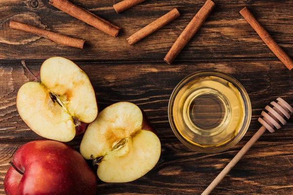 Draufsicht auf rote köstliche Äpfel, Honig und Zimt auf Holztisch — Stockfoto