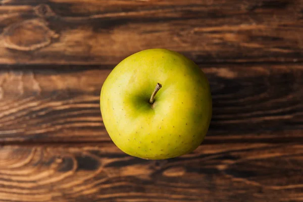 Draufsicht auf reife goldene köstliche Äpfel auf Holztisch — Stockfoto