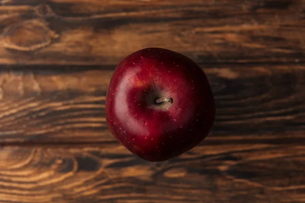 Top view of ripe red delicious apple on wooden table — Stock Photo