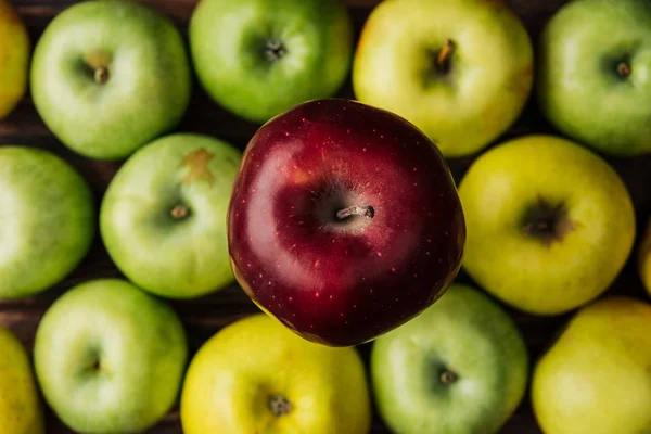 Вид зверху смачне червоне смачне яблуко з різнокольоровими фруктами на фоні — стокове фото