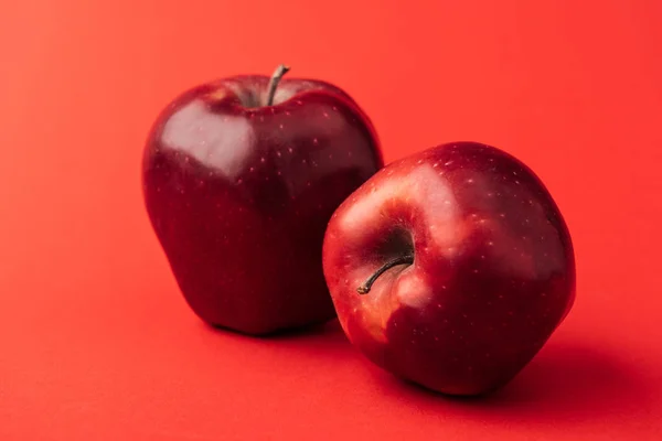 Manzanas grandes maduras sobre fondo rojo - foto de stock