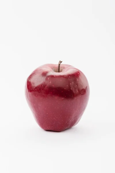 Grande mela rossa deliziosa su sfondo bianco — Foto stock