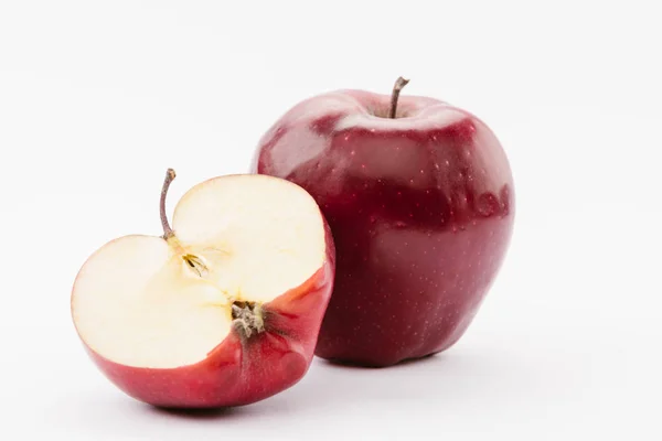 Moitié et tout savoureux rouge délicieuses pommes sur fond blanc — Photo de stock