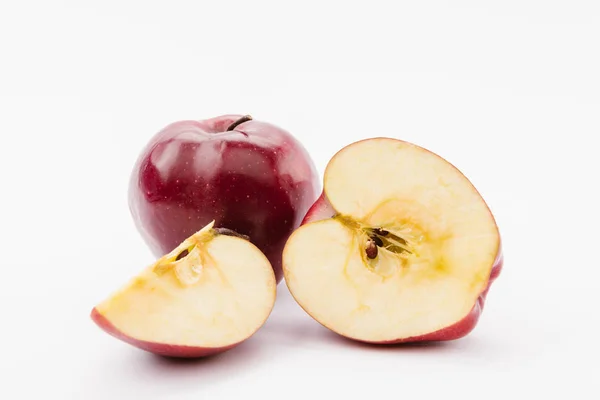 Pommes mûres coupées et entières savoureuses sur fond blanc — Photo de stock