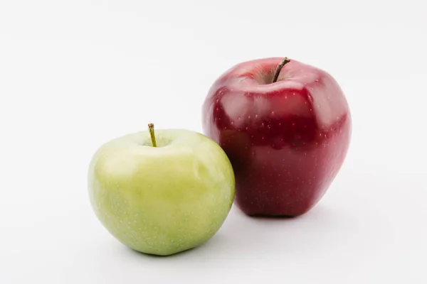 Große reife rote und grüne Äpfel auf weißem Hintergrund — Stockfoto