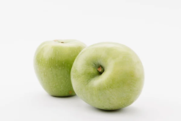 Sabrosas manzanas verdes grandes sobre fondo blanco - foto de stock