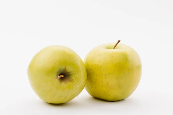 Manzanas maduras doradas deliciosas sobre fondo blanco - foto de stock