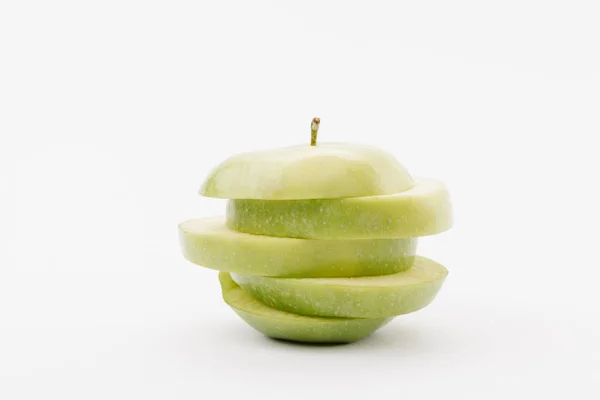 Rodajas de manzana dorada deliciosa sobre fondo blanco - foto de stock