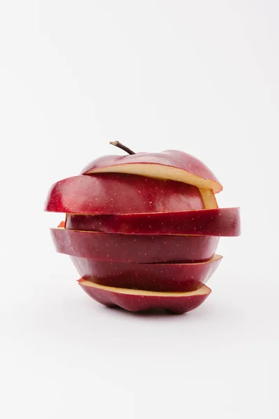 Нарізане червоне смачне яблуко на білому тлі — стокове фото