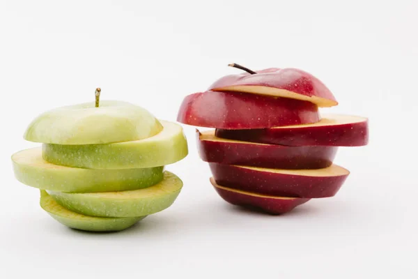 Fatias de maçãs deliciosas douradas e vermelhas no fundo branco — Fotografia de Stock