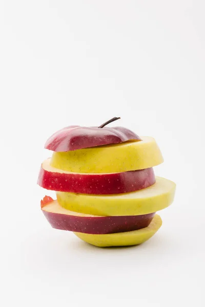 Sabrosas manzanas rojas y doradas en rodajas sobre fondo blanco - foto de stock