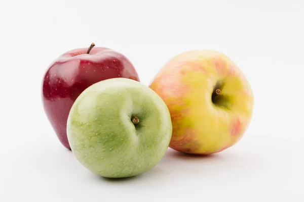 Frische rote, grüne und gelbe Äpfel auf weißem Hintergrund — Stockfoto