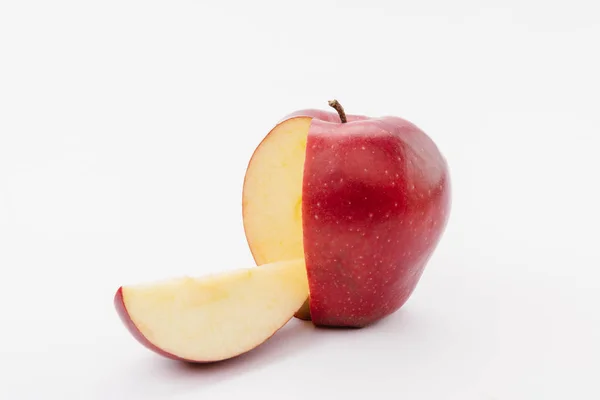 Corte rojo grande manzana deliciosa sobre fondo blanco - foto de stock