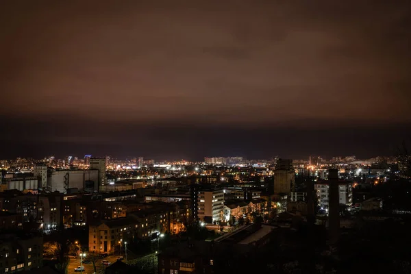 Città con edifici illuminati e strade di notte — Foto stock