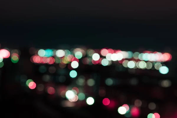 Дезорієнтований фон з яскравими боке-світлами вночі — стокове фото
