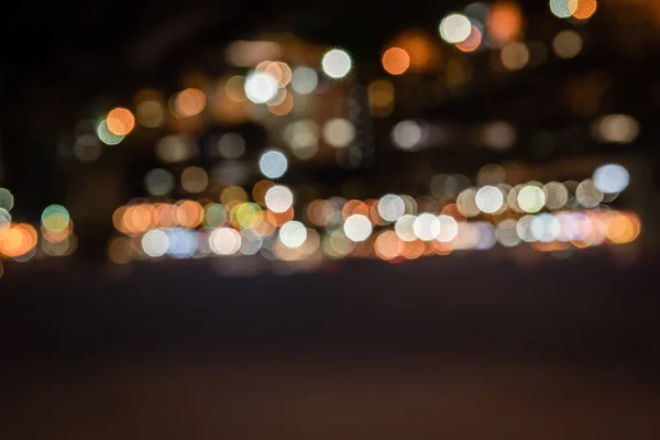 Defokussierte Gebäude mit Bokeh-Lichtern in der Nacht — Stockfoto