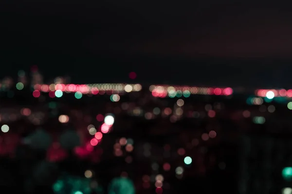Defokussierter Hintergrund in der Nacht mit bunten Bokeh-Lichtern — Stockfoto