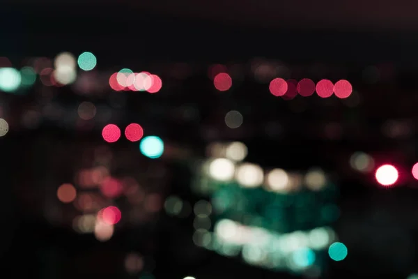 Fundo noite escura com luzes bokeh coloridas — Fotografia de Stock