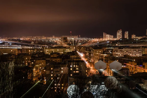 Paesaggio urbano notturno con illuminazione luminosa sfocata — Foto stock