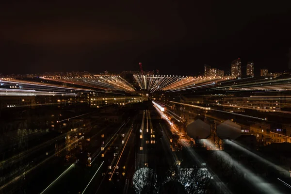 Paesaggio urbano notturno con illuminazione chiara sfocata dalle finestre — Foto stock