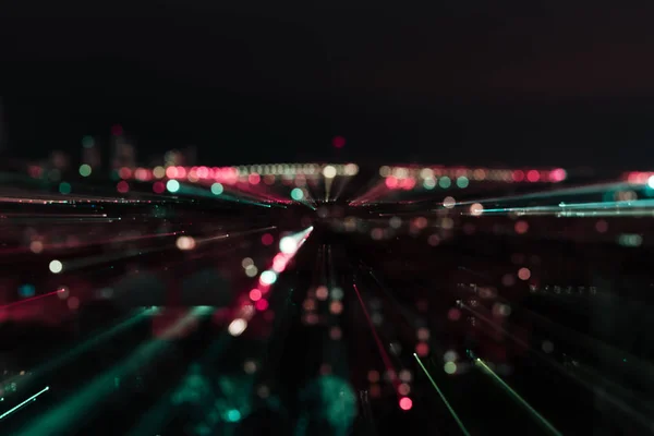 Paysage urbain sombre avec éclairage lumineux flou la nuit — Photo de stock