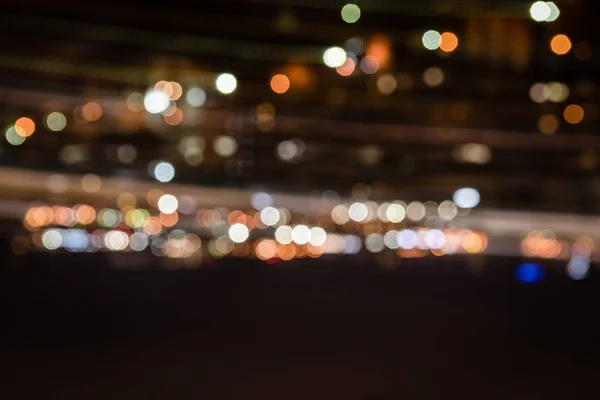 Lumières bokeh colorées déconcentrées la nuit — Photo de stock