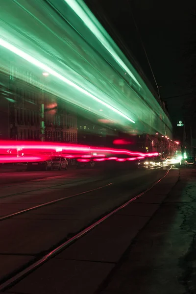 Larga exposición de la calle de la ciudad con luces borrosas de colores - foto de stock