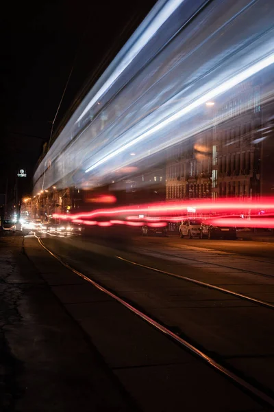 Larga exposición de la calle de la ciudad con iluminación borrosa - foto de stock