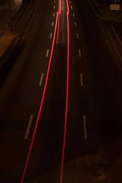 Larga exposición de la carretera y las luces en la noche - foto de stock