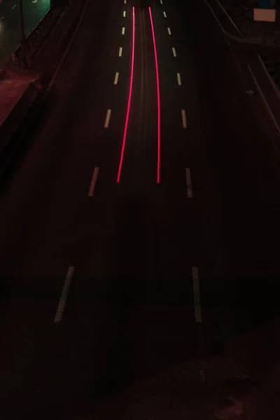 Lange Belichtung der Straße und helle Lichter in der Nacht — Stockfoto