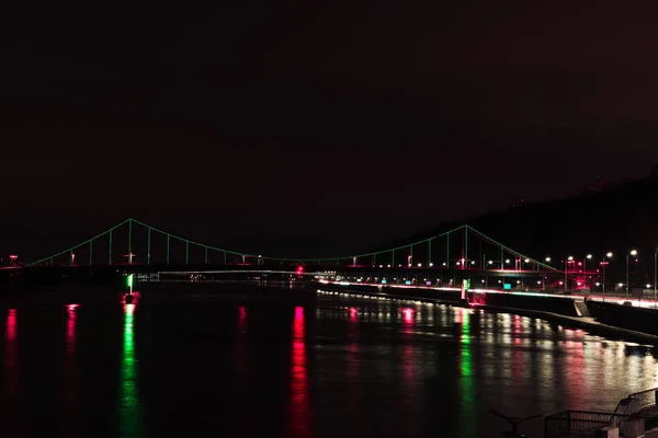 Освітлений міст з барвистими вогнями вночі — стокове фото