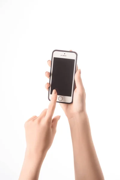 Обрізаний вид жінки за допомогою смартфона з порожнім екраном ізольовано на білому — стокове фото