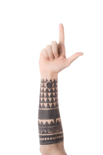 Обрезанный вид татуированного мужчины, показывающего букву L глухим и немым языком, изолированным на белом — стоковое фото