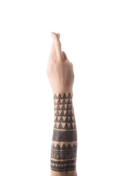 Vista parziale dell'uomo tatuato che mostra la lettera R in linguaggio sordo e muto isolato sul bianco — Foto stock