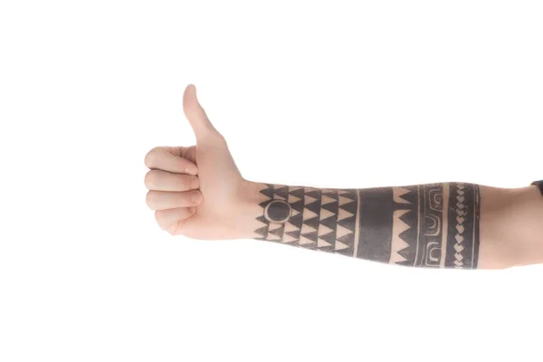 Vista parziale di uomo tatuato mostrando pollice su segno isolato su bianco — Foto stock