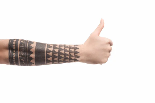 Vista recortada del hombre tatuado que muestra el pulgar hacia arriba signo aislado en blanco - foto de stock