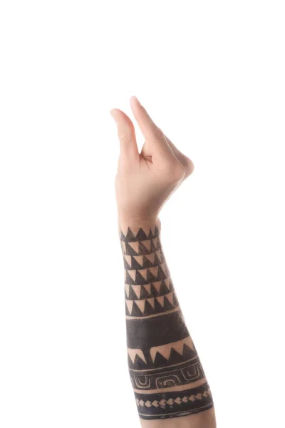 Обрезанный вид человека с татуировкой, показывающий размер жеста с рукой, изолированной на белом — стоковое фото