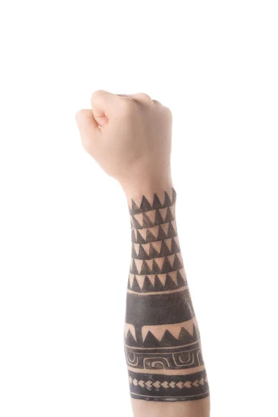 Vue partielle de l'homme tatoué montrant oui signe dans un langage sourd et muet isolé sur blanc — Photo de stock