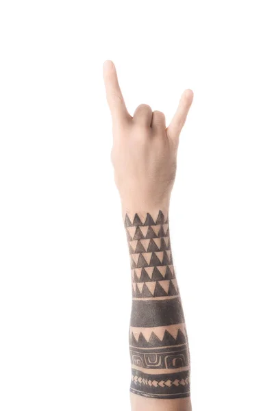 Vue recadrée d'un homme tatoué montrant une lettre cyrillique dans un langage sourd et muet isolé sur du blanc — Photo de stock