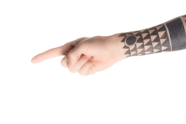 Vue recadrée de l'homme tatoué pointant vers la gauche avec le doigt isolé sur blanc — Photo de stock