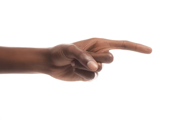 Vista parcial del hombre afroamericano apuntando a la derecha con el dedo aislado sobre blanco - foto de stock