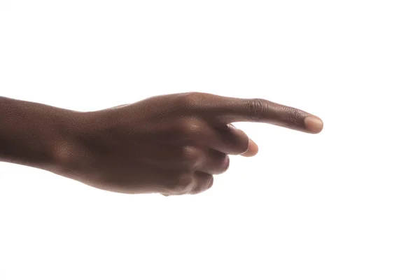 Vista recortada del hombre afroamericano apuntando a la derecha con el dedo aislado en blanco - foto de stock