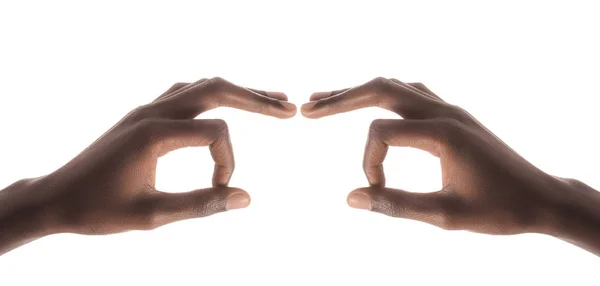 Vista recortada del hombre afroamericano haciendo gestos con los dedos y formando prismáticos aislados sobre fondo blanco - foto de stock