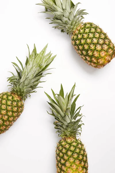 Vista dall'alto di gustosi ananas biologici su sfondo bianco — Foto stock